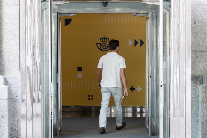 Una persona entra en una oficina de correos, a 13 de julio de 2023, en Madrid, (España). El director adjunto de operaciones en Correos, José Luis Alonso Nistal, ha confirmado a Europa Press que este sábado y domingo se abrirán cientos de oficinas de Cor