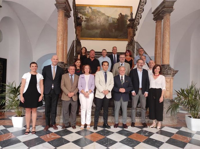 El consejero de Justicia, Administración Local y Función Pública, José Antonio Nieto (quinto por la izda.), y el presidente de la Diputación, Salvador Fuentes (sexto), antes de la Reunión de Expertos para la Estrategia Frente al Desafío Demográfico.