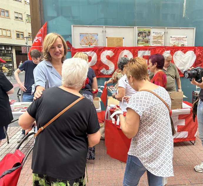 Pilar Alegría ha visitado esta mañana una mesa informativa en Delicias