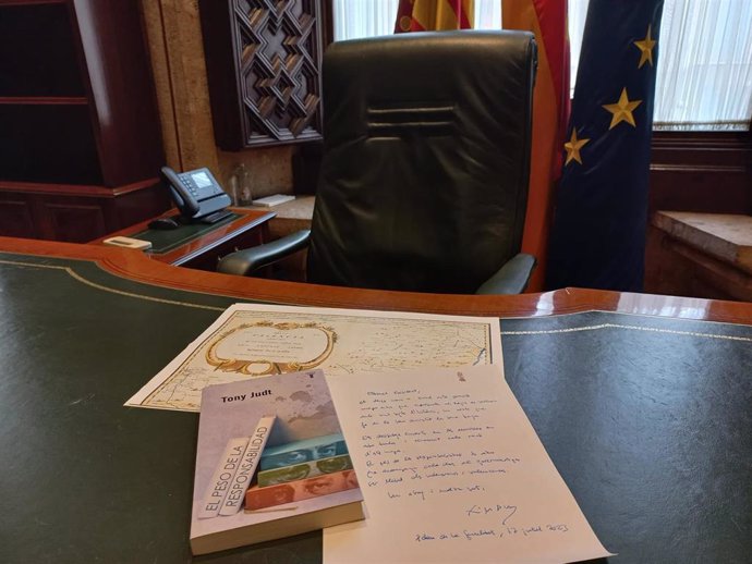 Regalos de Ximo Puig a Carlos Mazón en su nuevo despacho en el Palau de la Generalitat