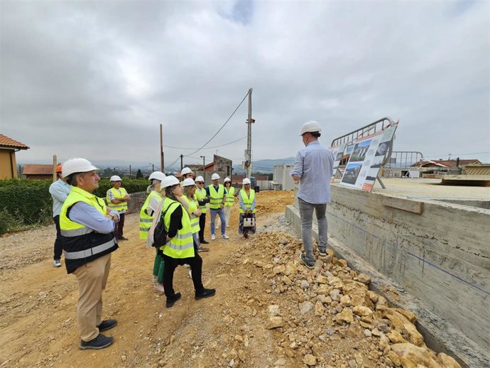 La candidata del PP al congreso, Esther Llamazares visita las obras de la Cooperativa de viviendas Axuntase, en Caravies, que está ejecutando el primer cohousing de Asturias.