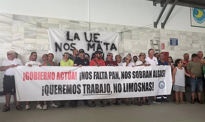 Pescadores de Barbate y Conil protestan ante la situación del sector.