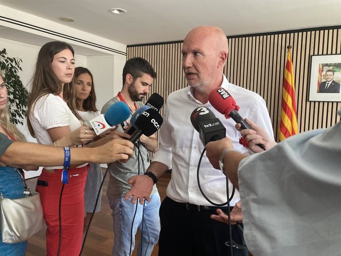 El conseller de Acción Climática, Alimentación y Agenda Rural, David Mascort, ante los medios.