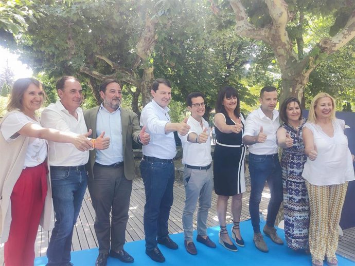 Mañueco (D) junto a candidatos del PP por la provincia de Soria.
