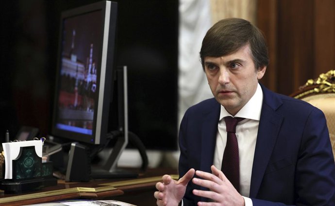 Archivo - January 9, 2023, Moscow, Moscow Oblast, Russia: Russian Minister of Education Sergei Kravtsov, right, responds during a face-to-face meeting with President Vladimir Putin at the Kremlin office, January 9, 2023 in Moscow, Russia.
