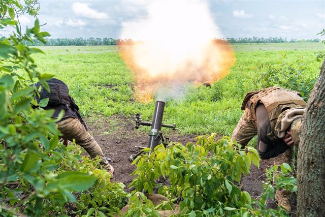 Archivo - MIlitares ucranianos lanzando munición con un mortero