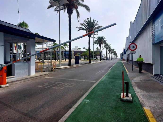 Carril bici en la entrada de Zona Franca.
