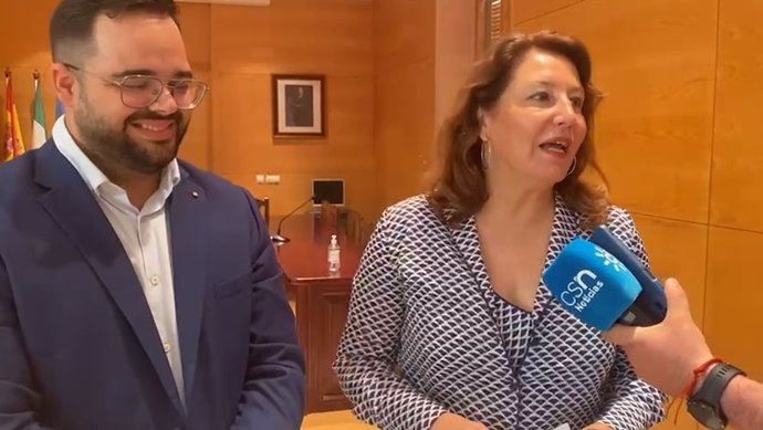 La consejera de Agricultura, Carmen Crespo, atiende a los medios en Zurgena (Almería).