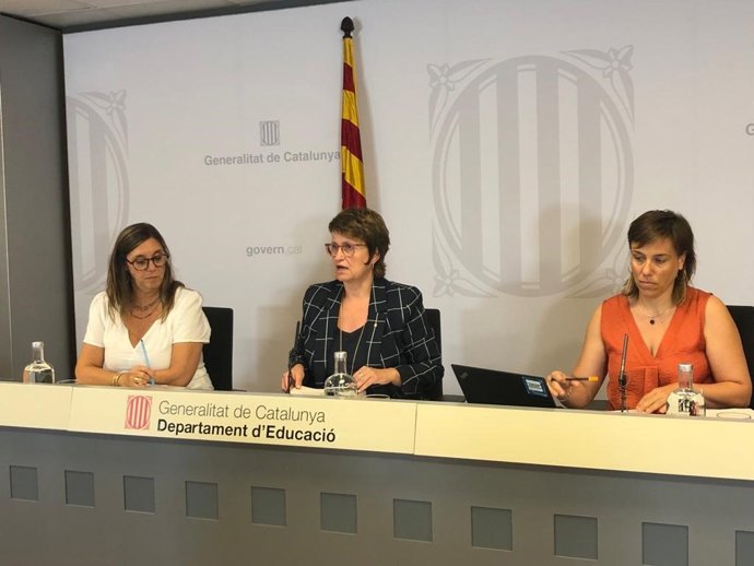 La secretaria general de Educación de la Generalitat, Patrícia Gom, la consellera Anna Simó y la secretaria de Transformación Educativa, Núria Mora, en rueda de prensa a 17 de julio de 2023.