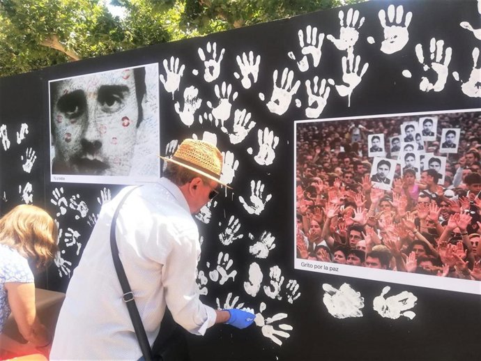 Ciudadanos colocan manos blancas en un panel en Logroño, en recuerdo por el 26 aniversario del asesinato de Miguel Ángel Blanco