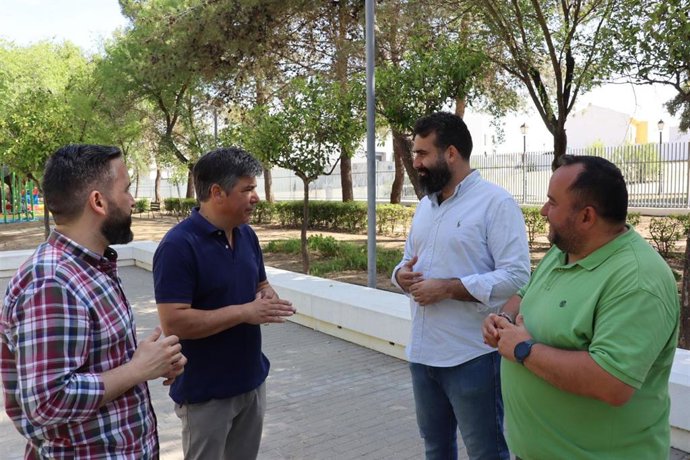 Mayoral (2 dcha.) habla con Llamas, en presencia de Álvarez.