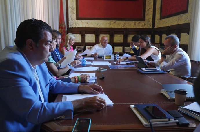 El concejal de Movilidad del Ayuntamiento de Valladolid, Alberto Gutiérrez (en primer término), durante la reunión de la Junta de Gobierno.