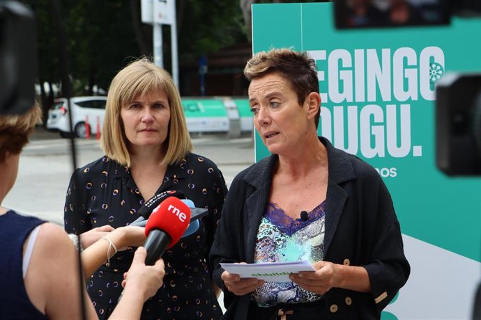 La cabeza de lista de EH Bildu al Congreso por Navarra, Bel Pozueta, con la integrante de EH Bildu Arantxa Izurdiaga.