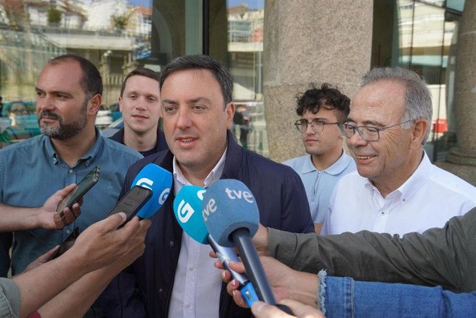 O secretario xeral do PSdeG, Valentín González Formoso, atende aos medios acompañado polo secretario provincial da Coruña, Bernardo Fernández, e o candidato pola Coruña ao Senado, Xosé Sánchez Bugallo