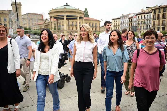 (I-D) La candidata de Sumar por Navarra, Idoia Villanueva; la líder de Sumar, Yolanda Díaz, y la secretaria general de Podemos, Ione Belarra, durante un paseo con los candidatos al Congreso y Senado, antes de un acto público de Sumar, a 17 de julio de 2