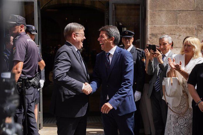 El hasta hoy presidente en funciones de la Generalitat valenciana, Ximo Puig (i) y el nuevo presidente de la Generalitat, Carlos Mazón (d),  a su llegada al traspaso de poderes tras la toma de posesión