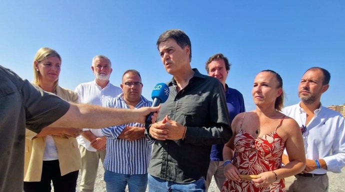 Carlos Rojas atiende a los medios en una visita a la costa.