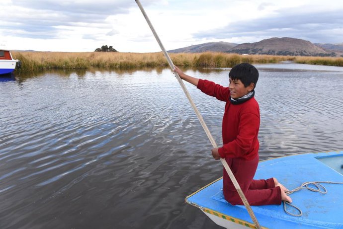 Archivo - Un niño en el lago Titicaca en Perú.