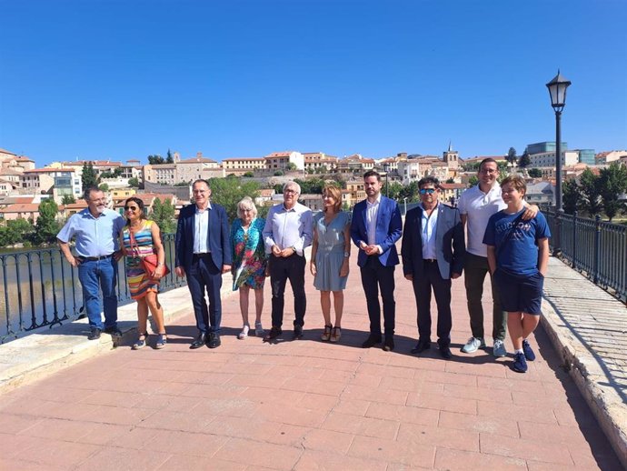 Raquel Sánchez junto a candidatos del PSOE por Zamora.