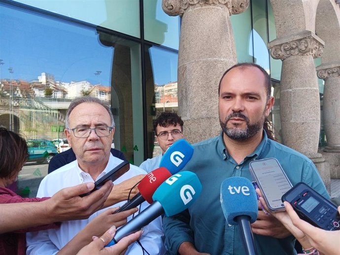 El candidato del PSOE al Senado por A Coruña Xosé Sánchez Bugallo y el secretario provincial del PSOE coruñés Bernardo Fernández