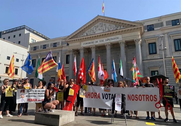 Concentración del sector de la imagen personal ante el Congreso de los Diputados para pedir la bajada del IVA al sector
