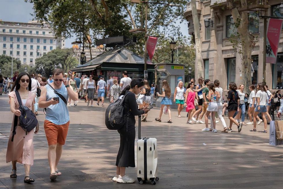Varias personas pasean por Las Ramblas, a 30 de junio de 2023, en Barcelona, Cataluña (España).  