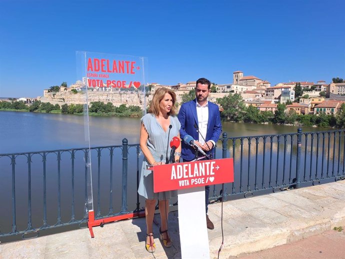 La ministra de Transportes, Movilidad y Agenda Urbana, Raquel Sánchez, interviene durante la rueda de prensa en Zamora, en presencia del candidato socialista al Congreso por la provincia, Antidio Fagúndez. Foto cedida por el PSOE.