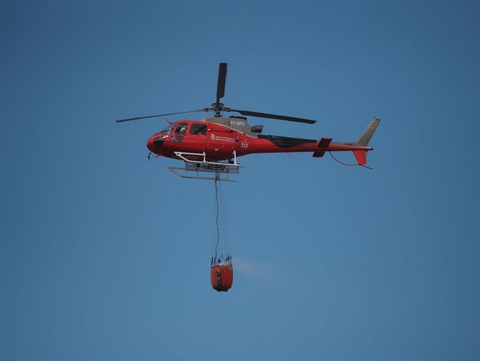 Imagen de las labores de extinción del incendio declarado en Olloki.