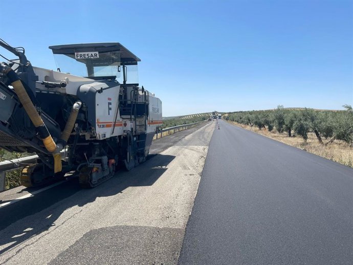 Trabajos de reparación y mantenimiento del firma en la A-306, en Bujalance.