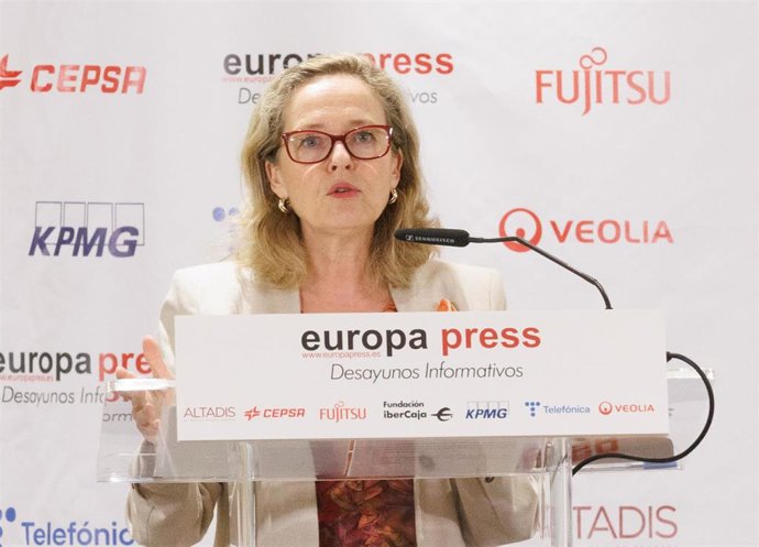 La vicepresidenta primera y ministra de Asuntos Económicos y Transformación Digital, Nadia Calviño, interviene durante un desayuno informativo de Europa Press, en el Hotel Hyatt Regency Hesperia, a 12 de julio de 2023, en Madrid (España).