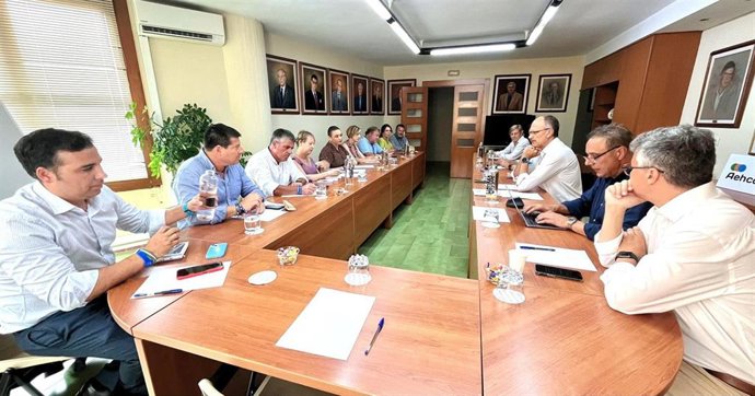 El candidato número uno al Senado por el PP de Málaga, José Alberto Armijo, reunión con el sector turístico.