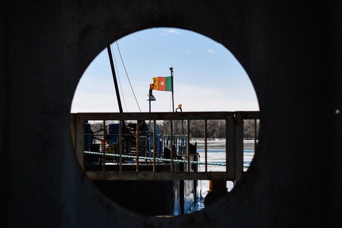 Archivo - February 14, 2021, Zaporizhzhia, Ukraine: ZAPORIZHZHIA, UKRAINE - FEBRUARY 14, 2021 - A pipe frames the flag of Cameroon at the construction site dedicated to the assembly of the spans of the cable-stayed bridge across the Dnipro River in the 