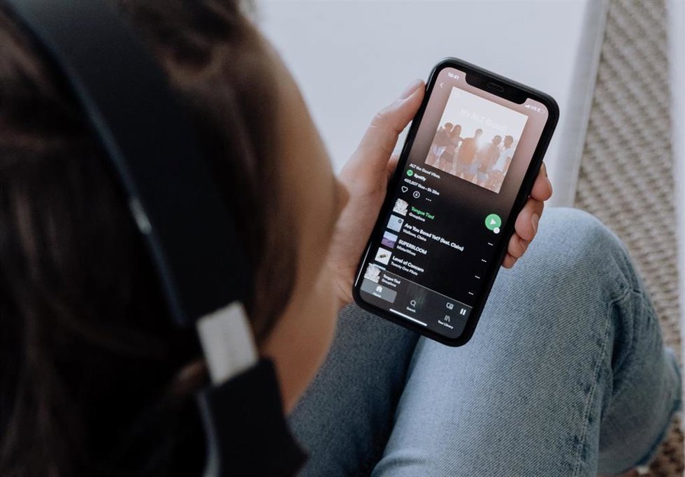 Un usuario utilizando Spotify