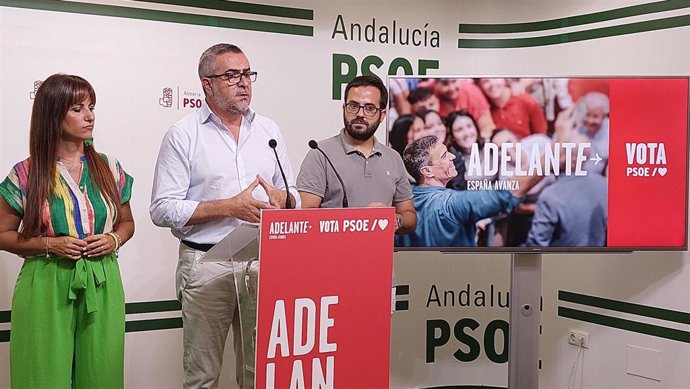En el centro, el secretario provincial del PSOE de Almería y candidato al Congreso, Juan Antonio Lorenzo.