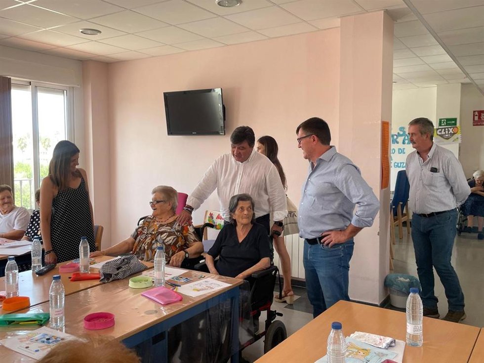 El candidato número uno por el PSOE de Huelva al Congreso, Gabriel Cruz, junto al alcalde de Puebla de Guzmán, Antonio Beltrán, durante la visita a la Unidad de Estancia Diurna.