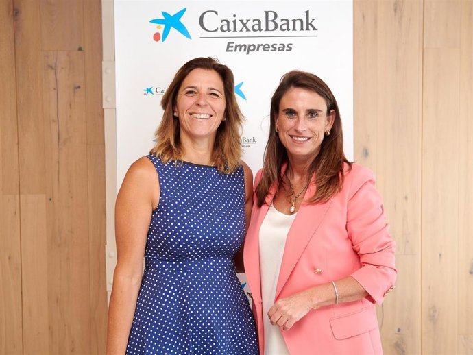 María Mariné, 'Mujer Empresaria CaixaBank 2023' de la Dirección Territorial Ebro y la directora Territorial Ebro de CaixaBank, Isabel Moreno.
