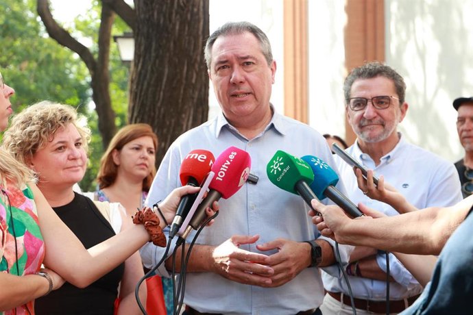 El secretario del PSOE-A, Juan Espadas, atiende a los medios durante la visita al barrio del Cerro del Águila en la Campaña de las Elecciones generales del 23 J. A 17 de julio de 2023 en Sevilla (Andalucía, España).