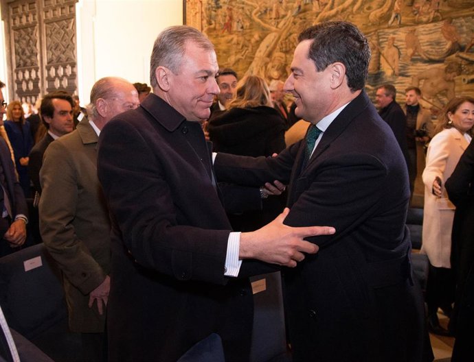 Archivo - El alcalde de Sevilla, José Luis Sanz, con el presidente de la Junta, Juanma Moreno, el día que se firmó el acuerdo de financiación de la línea 3 del Metro.