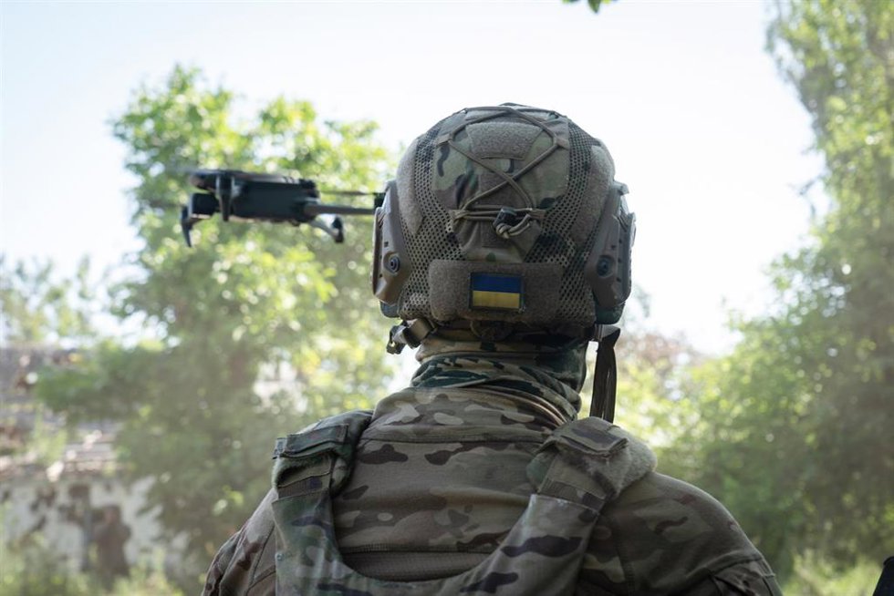Soldado ucraniano volando un dron