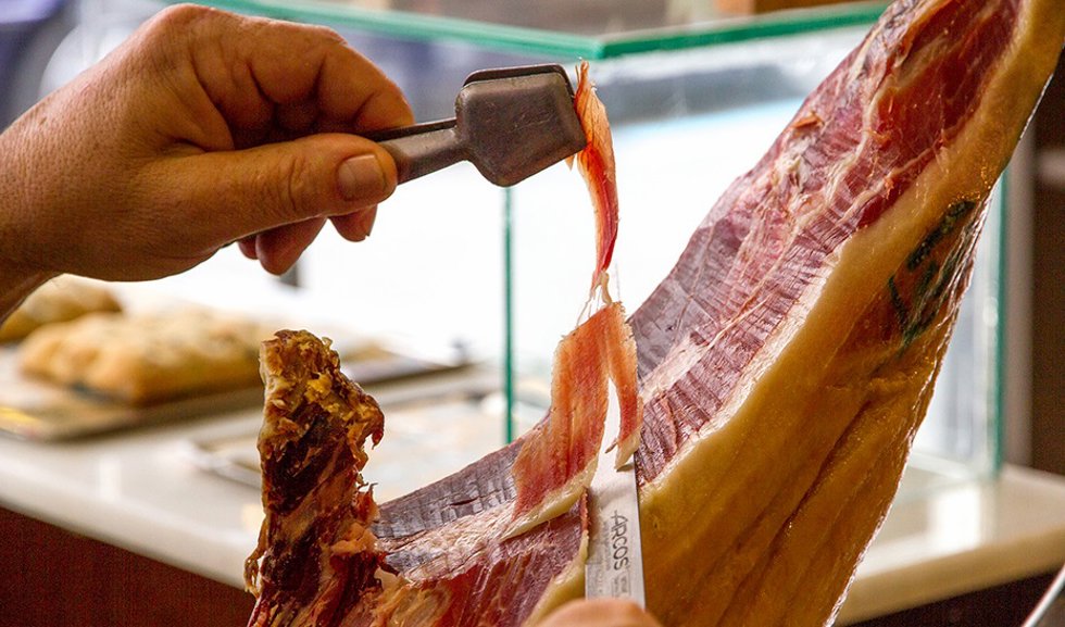 Archivo - Cortador de jamón en una imagen de archivo 