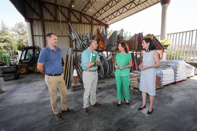 La consejera de Fomento, Articulación del Territorio y Vivienda, Rocío Díaz, visita el centro de conservación de carreteras de La Pañoleta, en Camas (Sevilla).