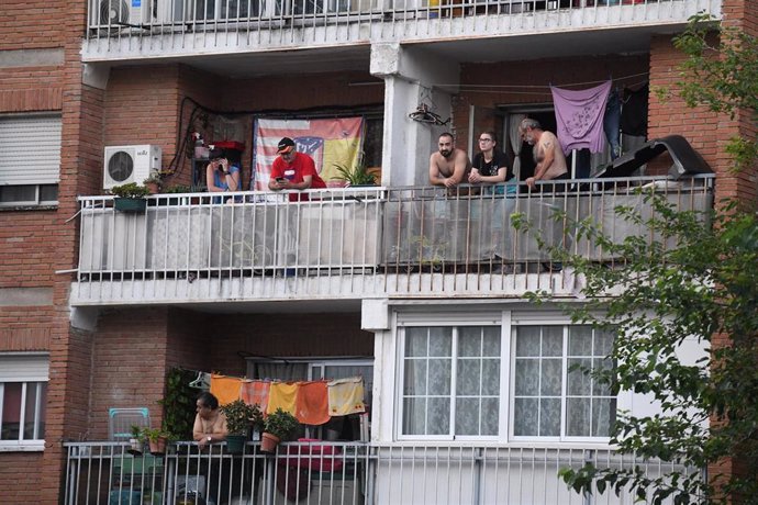 Vecinos observan las inmediaciones del edificio Dignidad de Móstoles