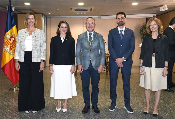 Espot, en el centro, con los nuevos secretarios de Estado y la secretaria general del Gobierno.