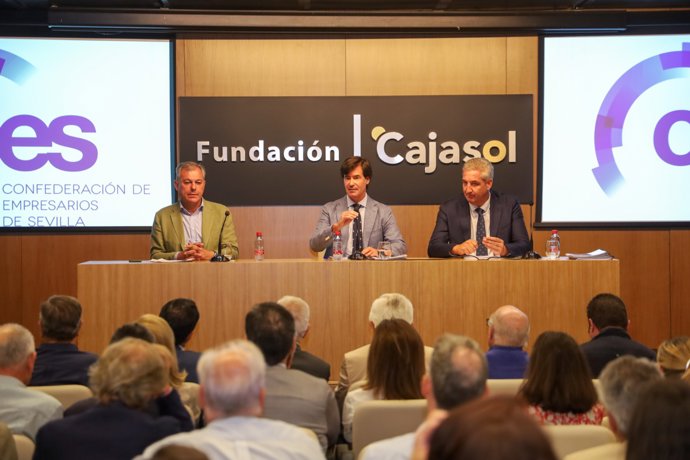 De izquierda a derecha, el alcalde de Sevilla, José Luis Sanz; el presidente de la CES, Miguel Rus, y David Alva 