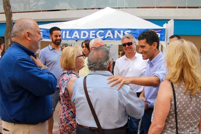 El candidato del PP al Congreso por Barcelona, Nacho Martín Blanco, en una visita a Viladecans (Barcelona).