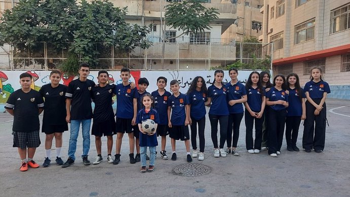 El Departamento de Responsabilidad Social y Sostenibilidad de la RFEF colabora con Mensajeros por la Paz con envíos de material deportivo que usan los niños de un centro educativo en la capital de Jordania.