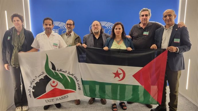 La eurodiputada del BNG, Ana Miranda, con representantes del Frente Polisario