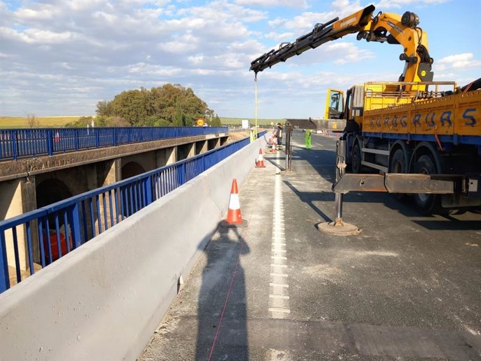 Mantenimiento y conservación de una carretera de la provincia de Sevilla.