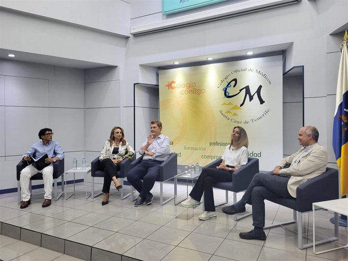 La candidata de Coalición Canaria al Congreso por la provincia de Santa Cruz de Tenerife, Cristina Valido, mantiene una reunión en el Colegio Oficial de Médicos de la provincia de Santa Cruz de Tenerife con su presidente, Rodrigo Martín Hernández