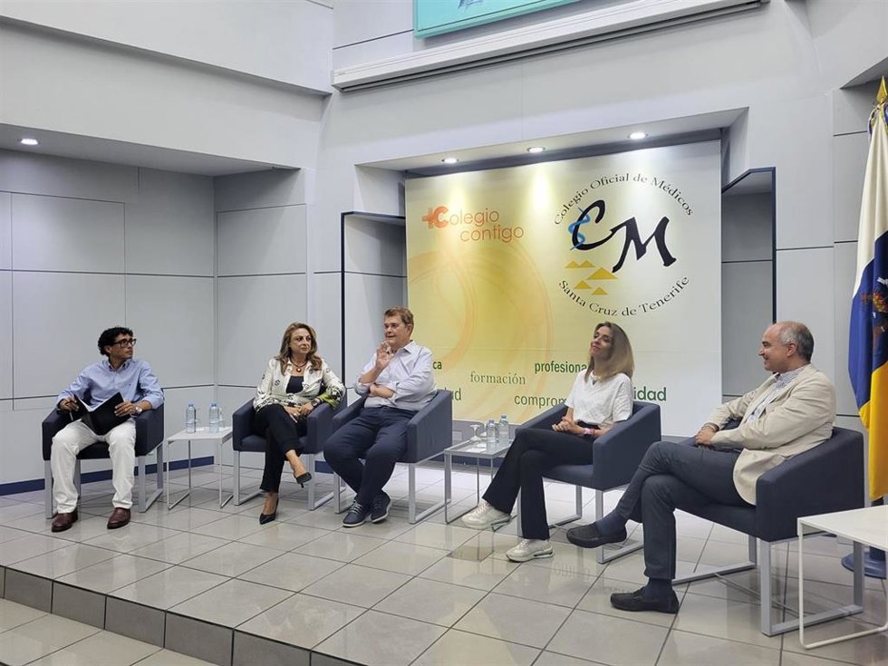La candidata de Coalición Canaria al Congreso por la provincia de Santa Cruz de Tenerife, Cristina Valido, mantiene una reunión en el Colegio Oficial de Médicos de la provincia de Santa Cruz de Tenerife con su presidente, Rodrigo Martín Hernández